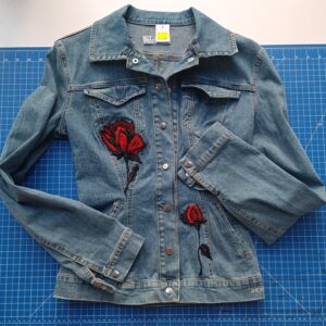 Damen-Denimjacke mit Perlenbestickung